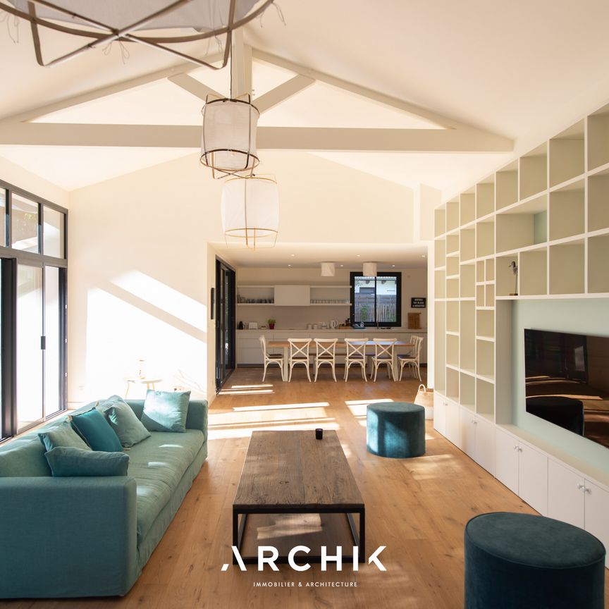 Architecture contemporaine d'inspiration Gaume, cette maison de 250 m2 se tient sur un beau terrain de 1180 m2 à proximité immédiate des plages du Pyla. - Photo 1