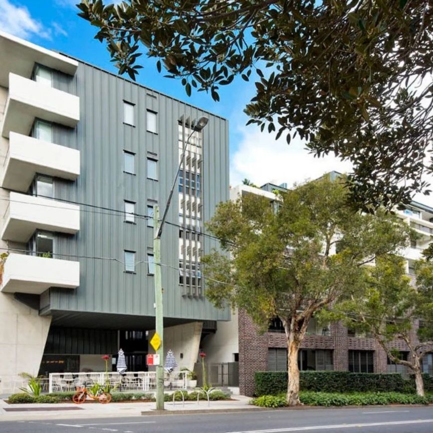 Part-furnished designer apartment opposite Waterloo oval - Photo 1