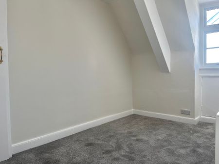 2 bedroom Two Bedroom Maisonette With Lovely Views to rent - Photo 2