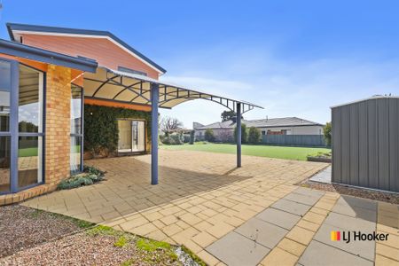 Large Home With Fantastic Big Backyard - Photo 2