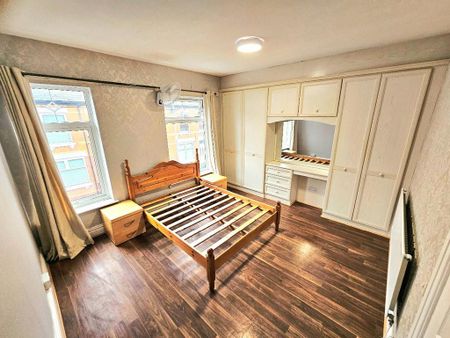 3 bedroom terraced house to rent - Photo 2