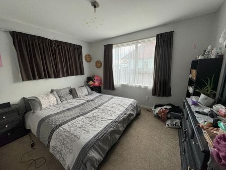 A spacious home with double glazing - Photo 4