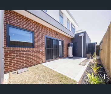 2/10 Duke Street, Werribee, Vic 3030 - Photo 3