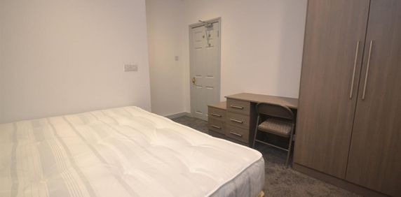 1 bedroom Flat To Let - Photo 2