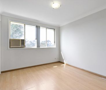 Neat 3 Bedroom Townhouse - Photo 4