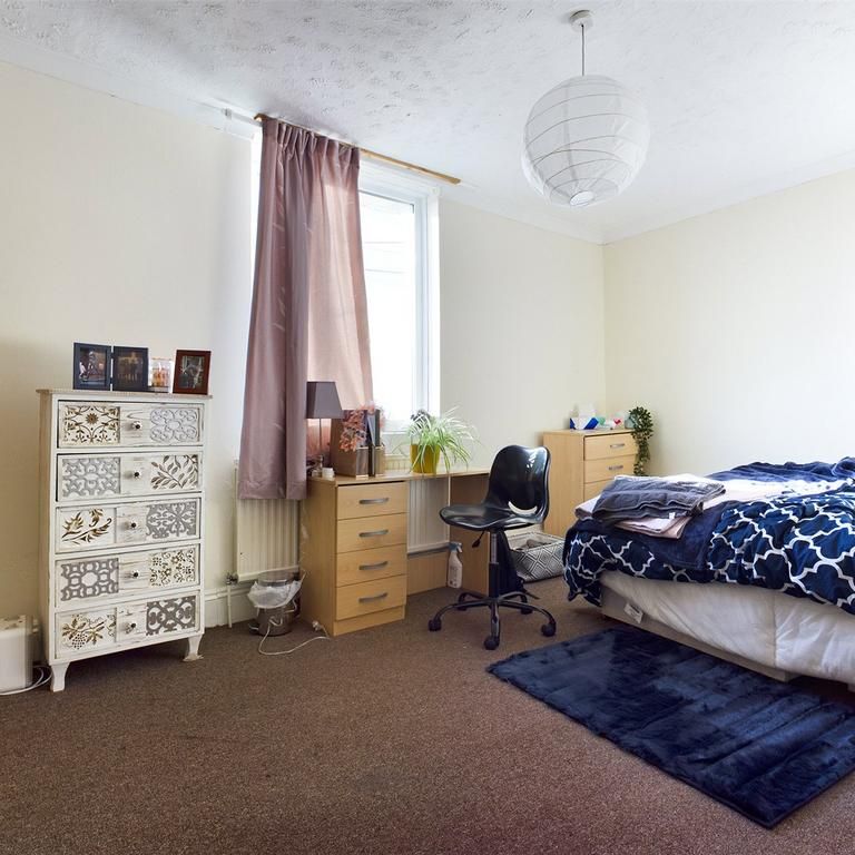 4 bedroom end of terrace house to rent - Photo 1