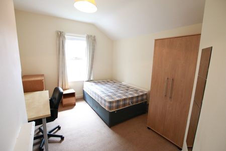 4 Bed Terraced House, Grange Avenue, RG6 - Photo 4