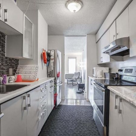 Top floor (12th) Fully-furnished penthouse $1,800/month Montreal - Condo / apartment for rent Ville-Marie - Photo 3