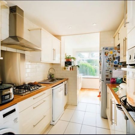 3 Bed Terraced House, Newbury Park, IG2 - Photo 3