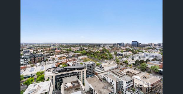 Stylish City Living: Modern 2-Bedroom Apartment with Stunning Views in West Melbourne - Photo 1
