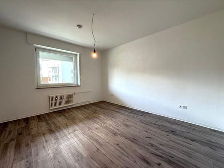 Mit Loggia und großem Wohnzimmer - Photo 3
