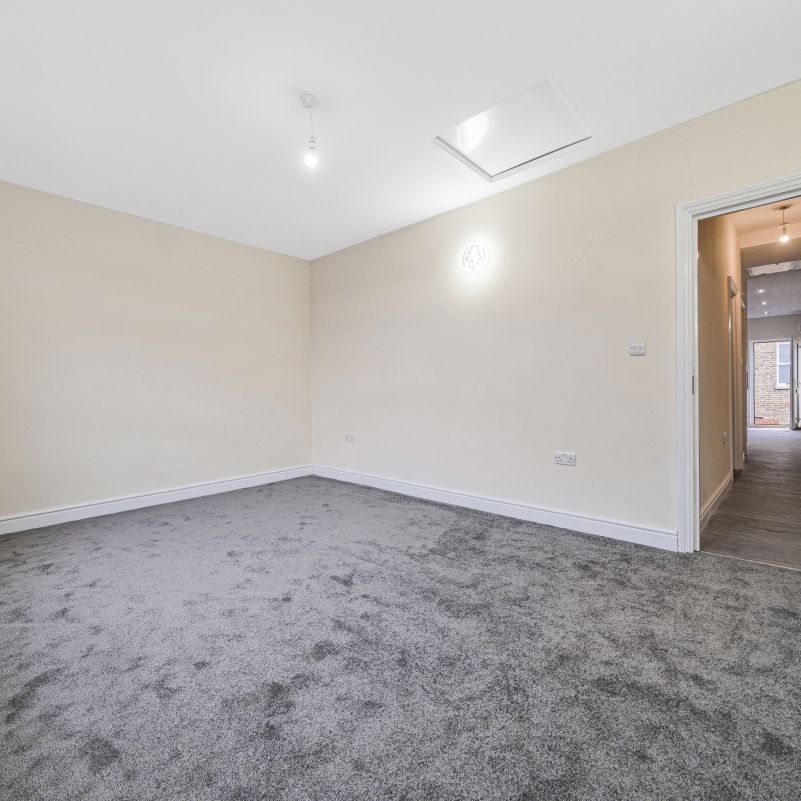 Franche Court Road, London, SW17 - Photo 1