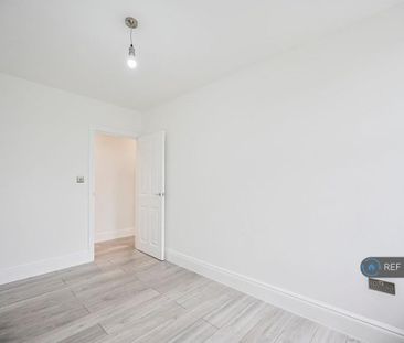 3 bedroom flat to rent - Photo 3