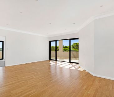 Bright & Spacious Top Floor Apartment - Photo 3