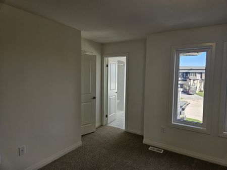 For Lease - 29 Whelan Court, Thorold, Ontario - Photo 2