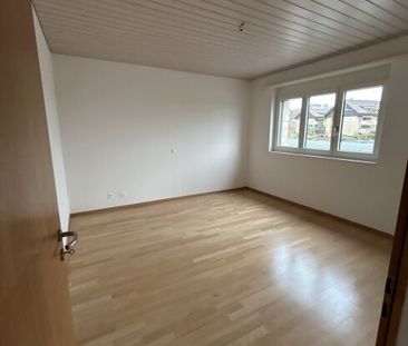 Bright and spacious apartment right next to the Ins train station - Foto 3