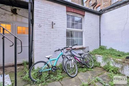 Pump Alley, Brentford, TW8 - Photo 2