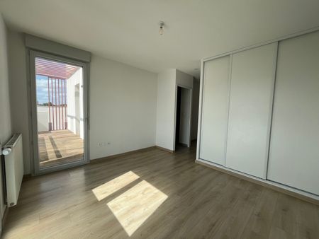 Location Appartement 4 pièces 96m² VILLENEUVE TOLOSANE 31270 - Photo 2