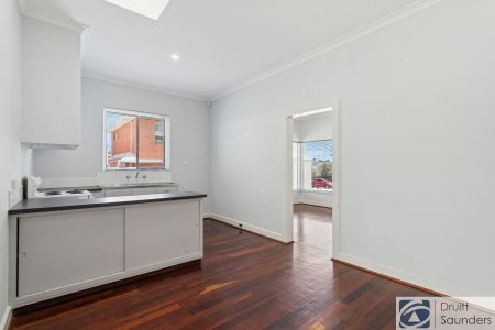 AIR CON, FLOORBOARDS, SPACE FOR A BOAT HOME OPEN SATURDAY 16 MAY AT 9.45AM SHARP! - Photo 2