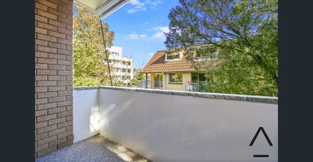 Tastefully Renovated, Modern And Sun Kissed, Private And Ambient Executive Style Two Bedroom Apartment, Only Moments To All Amenities - Photo 4