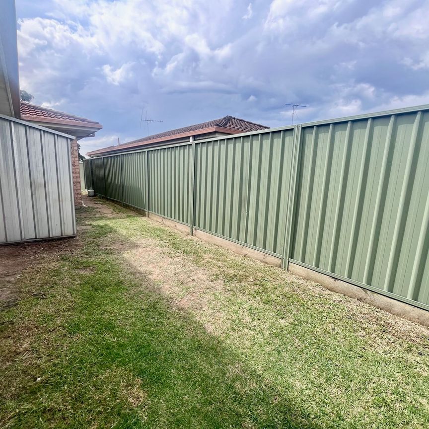 Lovely Home with New Paint&comma; Flooring & Air Con&excl; - Photo 1