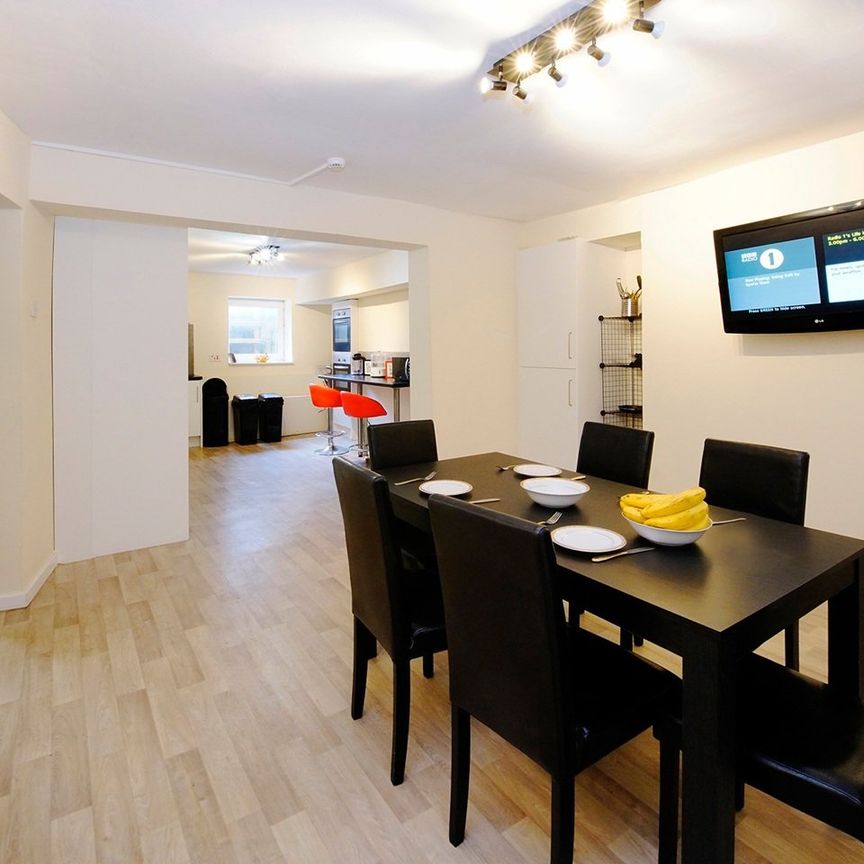 6 Bed Terraced House, Crescent, M5 - Photo 1