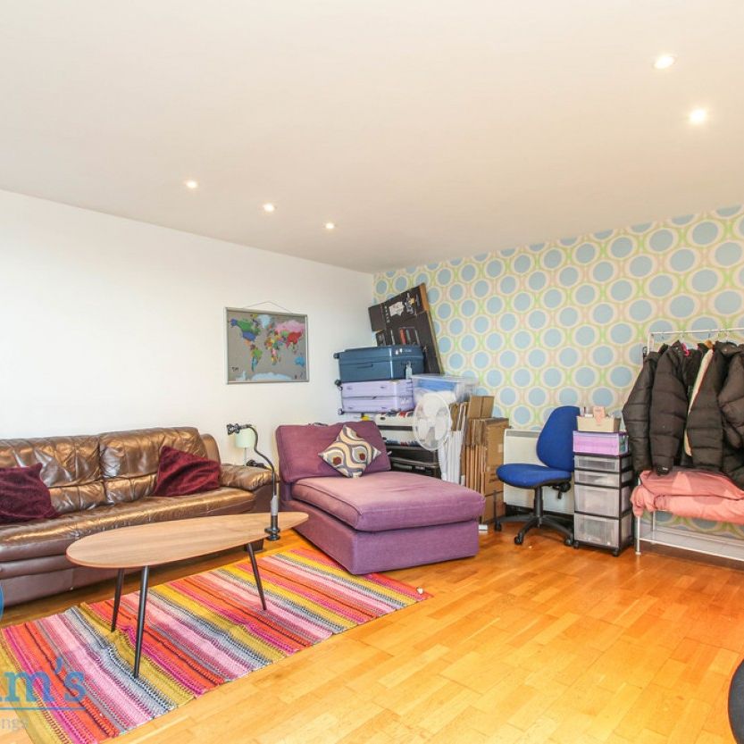2 bed Flat for Rent - Photo 1