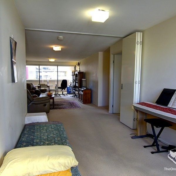 Modern & Spacious 2 or 3 Bedroom Apartment Rare Find in the Best Street of South Brisbane - Photo 1