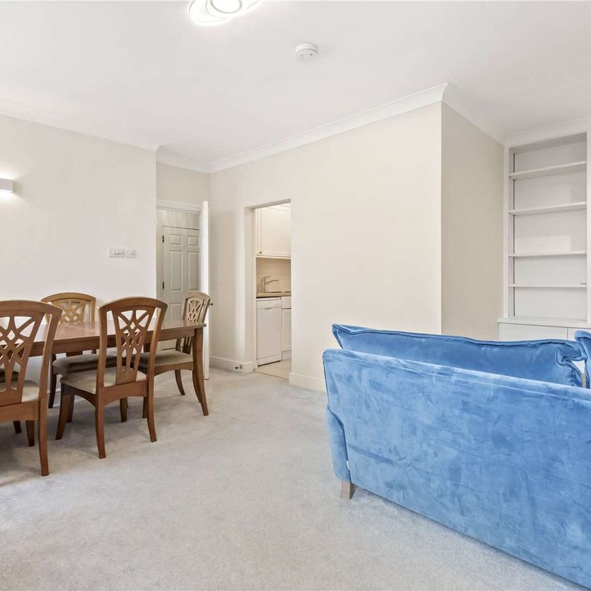 A light and bright two bedroom flat in an exceptional building - Photo 1
