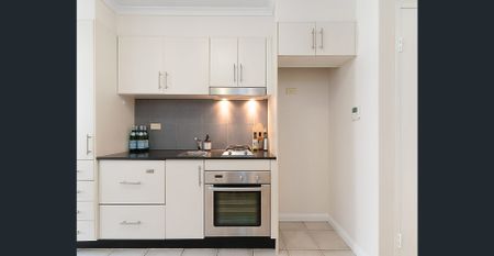 Light filled one bedroom with unbeatable convenience in Waterloo - Photo 5