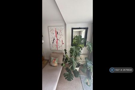 1 bedroom in a flat share to rent - Photo 2