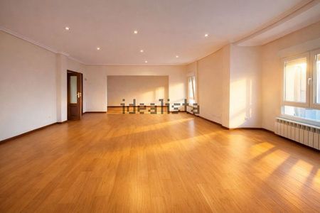 Alquiler de piso en Calle Lealtad - Photo 4