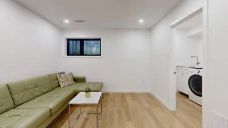 Toronto Furnished House for Rent - Luxurious 3 Bedroom Corner Suite with City Views and Private Roof Top Patio - Photo 3