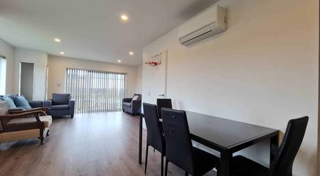 Near-New: Modern Family Living with a View - Photo 2