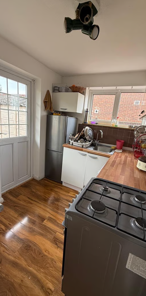 1 bedroom in a house share to rent - Photo 2
