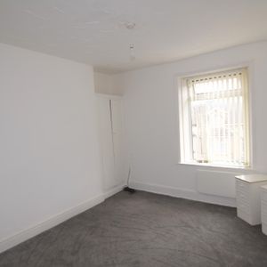 To Let 1 Bed Flat - Photo 2