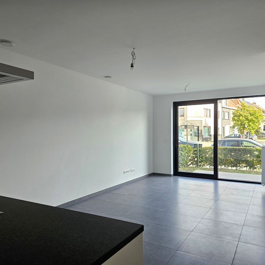 Gelijkvloers appartement met 1 slaapkamer, terras en parking - Photo 1