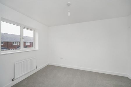 4 bedroom semi-detached house to rent - Photo 5
