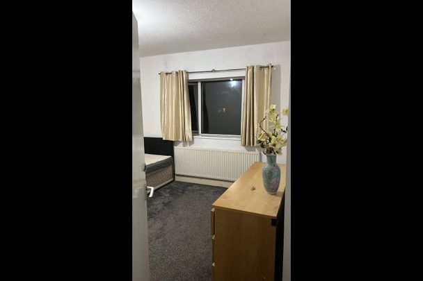 Room in a Shared House, Garton View, LS9 - Photo 1