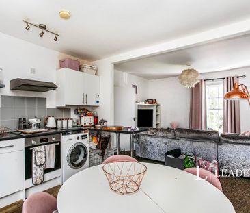 3 bedroom apartment to rent High Street, Deanshanger, MK19 6HR - Photo 6
