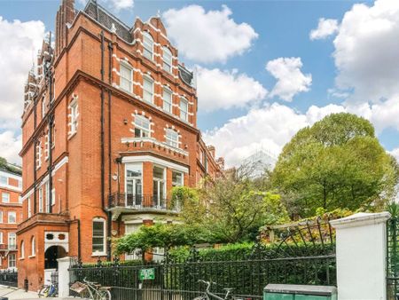 Charming top floor flat with two double bedrooms, wood floors throughout and stunning roof terrace overlooking Brompton Oratory in the heart of Knightsbridge. - Photo 3