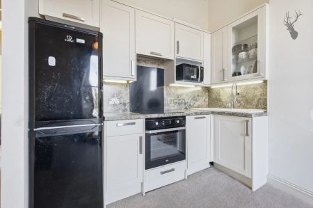 2 Bedroom Apartment - Photo 2