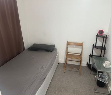 Room in a Shared House, Midhurst Avenue, CR0 - Photo 1