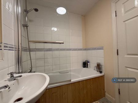 1 bedroom in a house share to rent - Photo 3