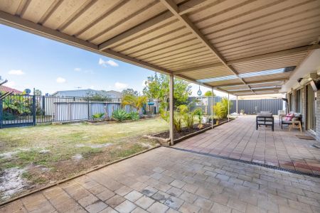 Family home with studio, pool and workshop in prime location. - Photo 4
