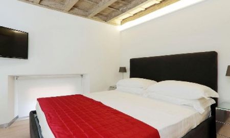 Spagna: Beautifully renovated 2 Bedroom, 2 bath loft located on high bright floor. Entrance, living room, views of Trinità dei Monti, modern kitchen, air conditioning, elevator. Ref 1634 - Photo 4