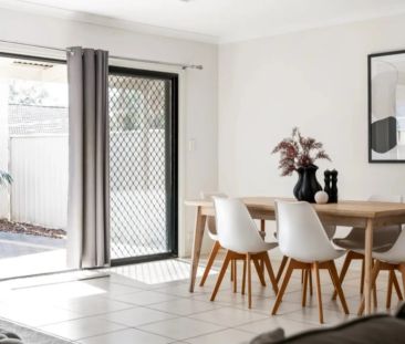 Charming Three Bedroom Only Minutes From The Beach - Photo 3