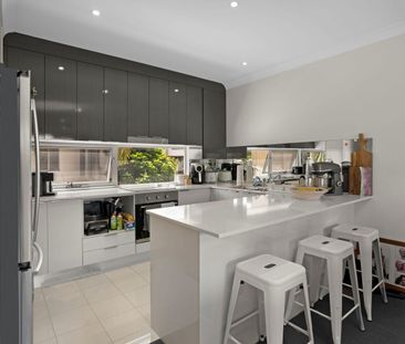 Luxury Waterfront Living in Emerald Lakes – Three Bedroom Townhouse - Photo 6