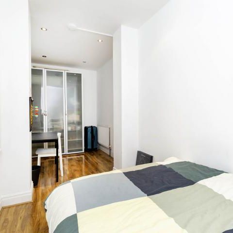 Superb 4 bedroom 2 bathroom split level apartment in Baker Street - Photo 1