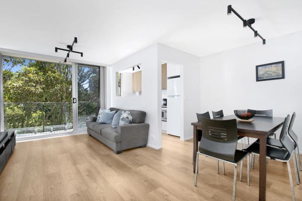 Amongst The Tree Tops. Recreated Apartment of The Highest Standard- Lift Access - Photo 1